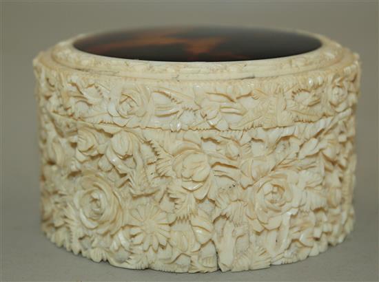 A Chinese export ivory and tortoiseshell cylindrical box and cover, early 20th century, diam. 8.5cm